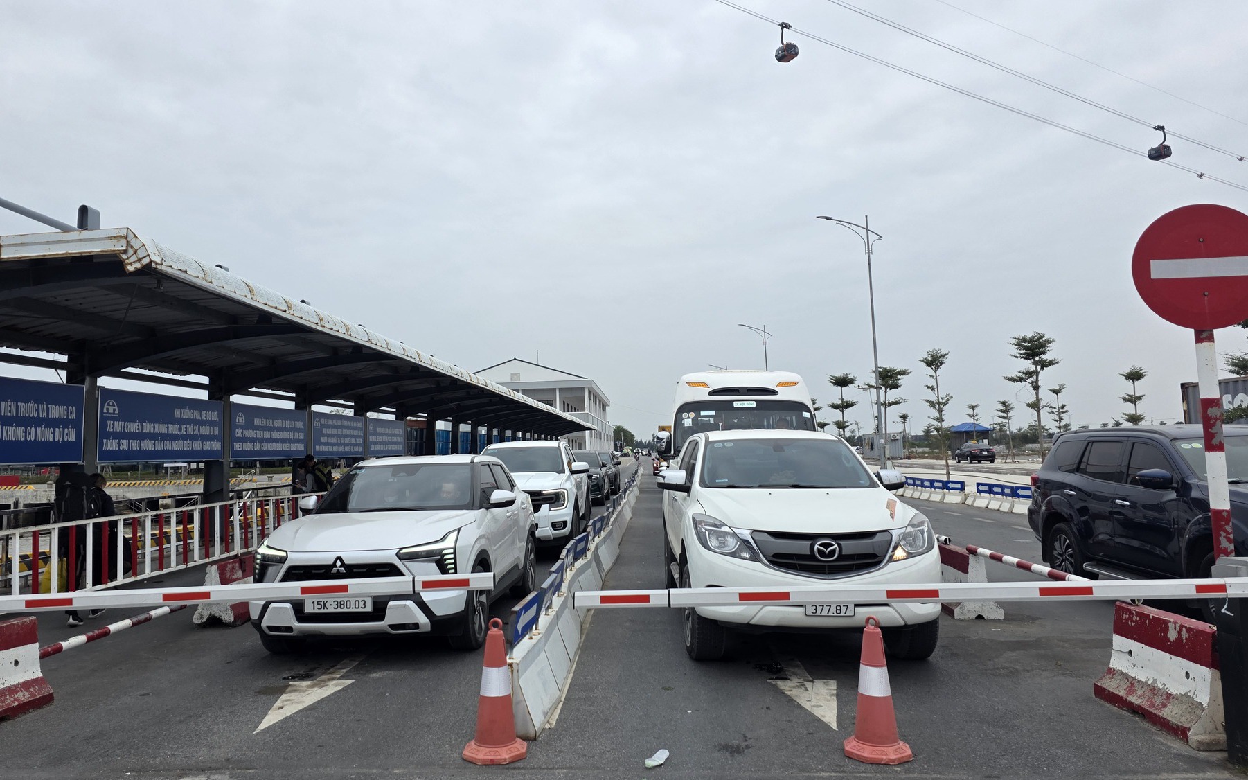 Du khách xếp hàng từ 4 giờ sáng để ra đảo Cát Bà- Ảnh 4.