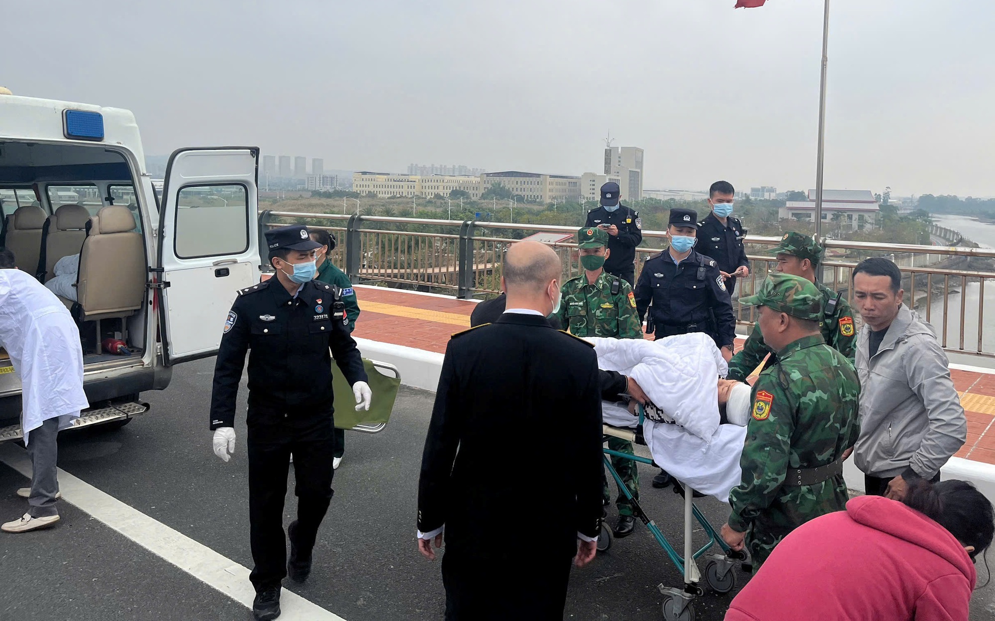 Mở 'luồng xanh’ cho xe cứu thương đưa bệnh nhân sang Trung Quốc điều trị- Ảnh 3. Mở 'luồng xanh’ cho xe cứu thương đưa bệnh nhân sang Trung Quốc điều trị- Ảnh 3.