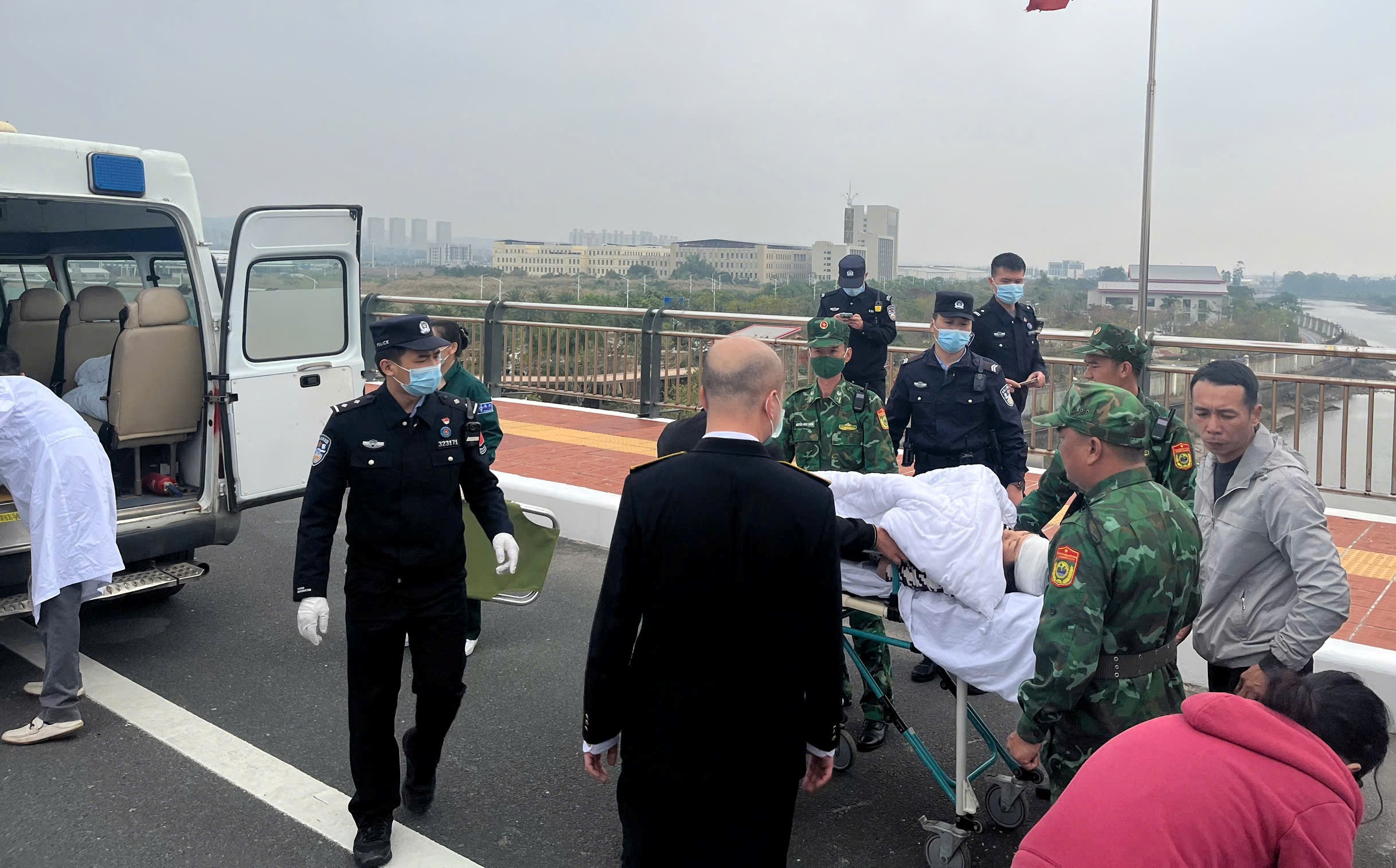 Mở 'luồng xanh' hỗ trợ y tế cấp cứu bệnh nhân trong ngày nghỉ Tết Dương lịch- Ảnh 2. Mở 'luồng xanh' hỗ trợ y tế cấp cứu bệnh nhân trong ngày nghỉ Tết Dương lịch- Ảnh 2.