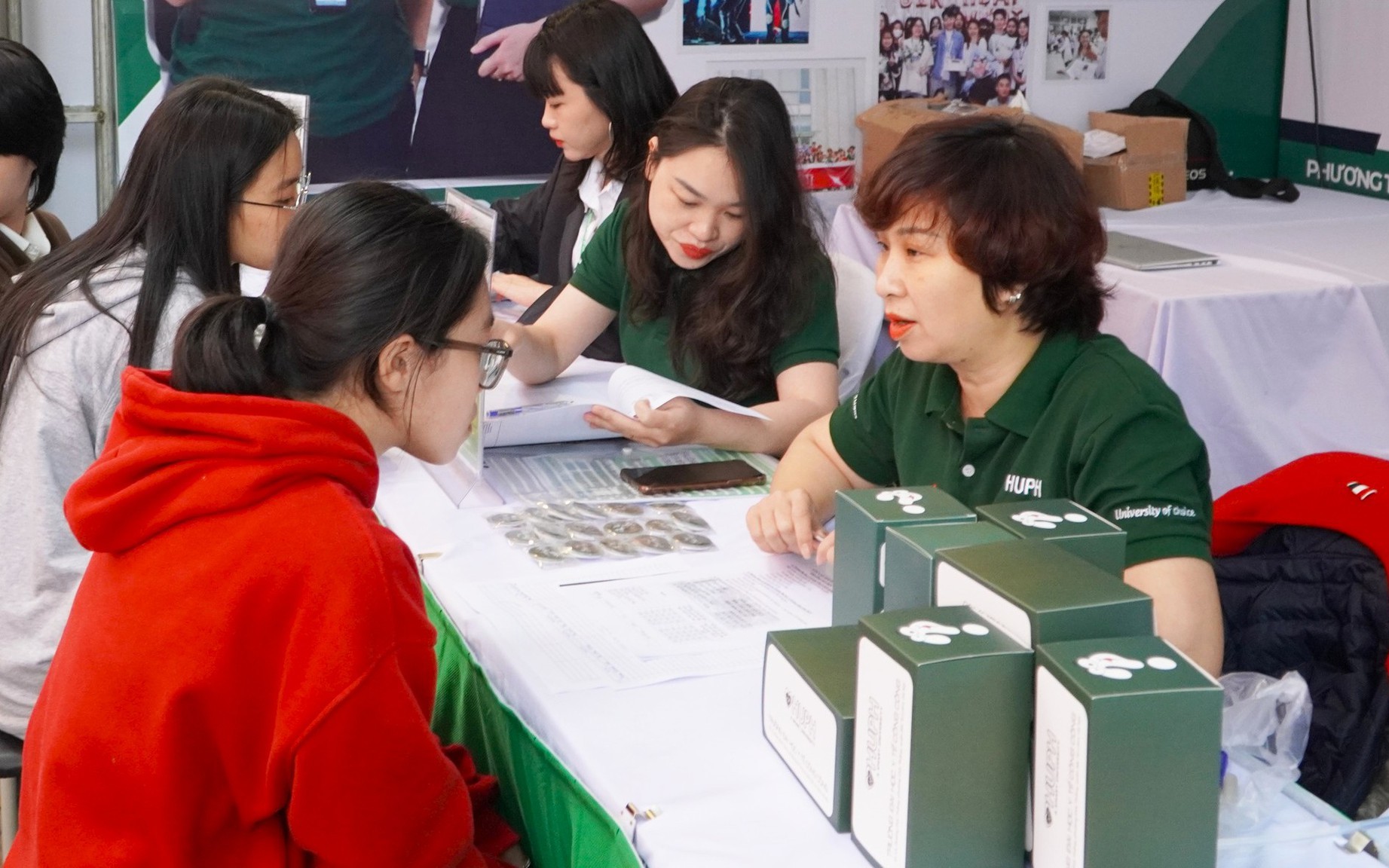 Quy định mới về xóa, miễn bồi hoàn học bổng và chi phí đào tạo- Ảnh 2. Nhiều trường công bố mức học phí đại học 2026, thí sinh cần biết