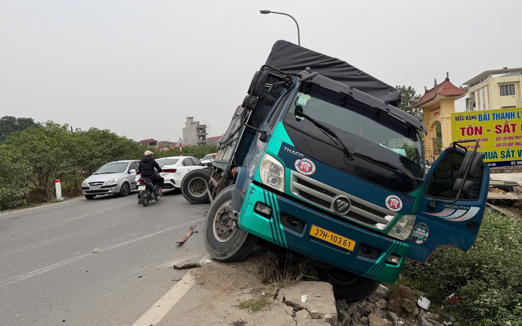 Xe tải phanh gấp gây tai nạn liên hoàn giữa 10 ô tô trên cao tốc- Ảnh 1. Xe tải phanh gấp gây tai nạn liên hoàn giữa 10 ô tô trên cao tốc- Ảnh 1.