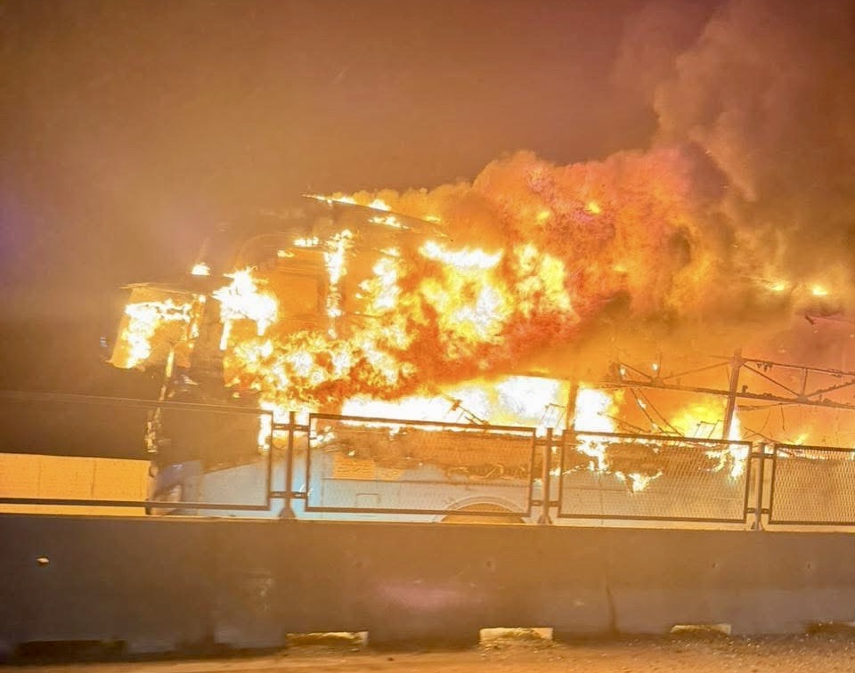 Xe giường nằm bốc cháy trên cao tốc, một hành khách tử vong- Ảnh 1. Xe giường nằm bốc cháy trên cao tốc, một hành khách tử vong- Ảnh 1.