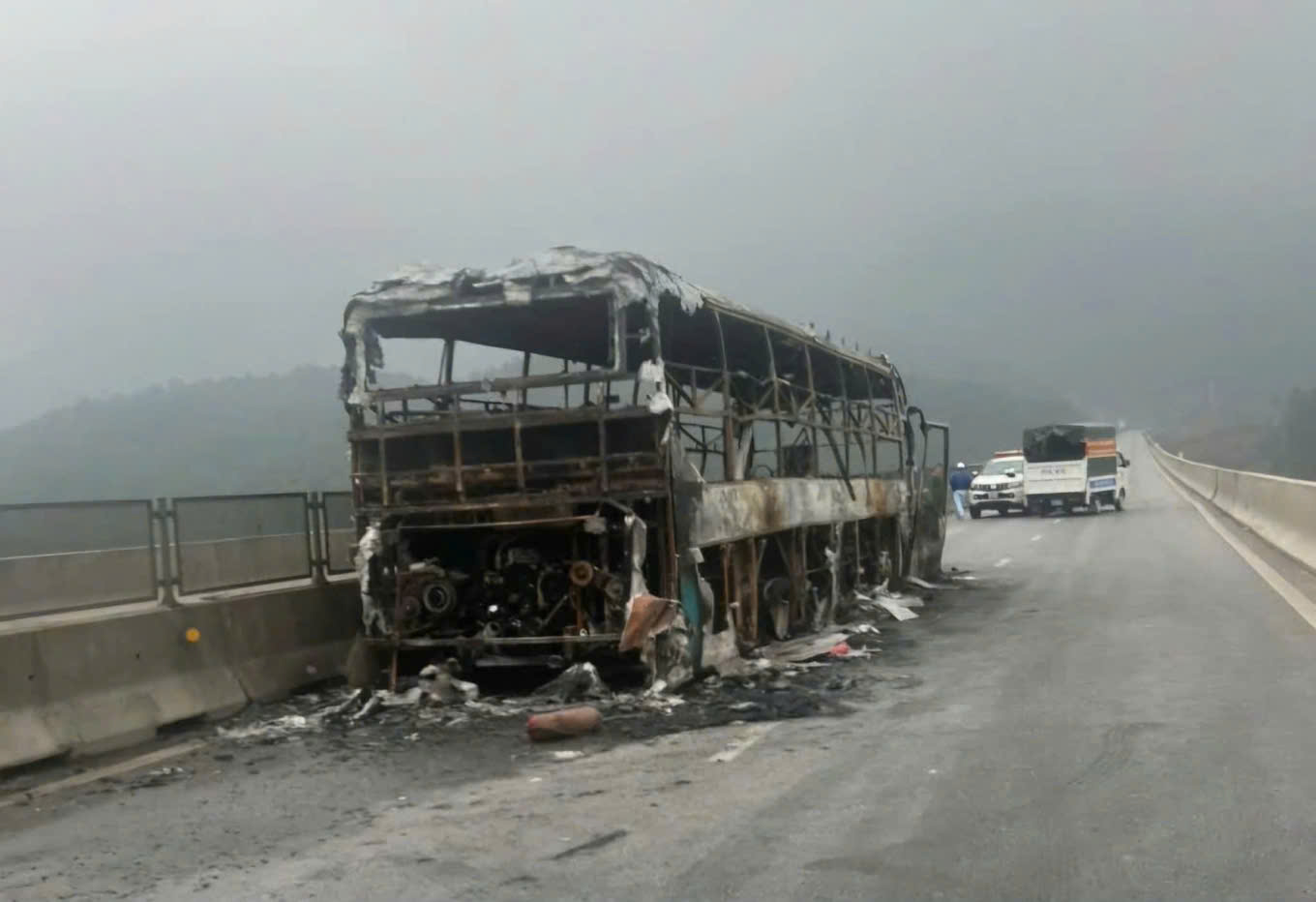 Xe giường nằm bốc cháy trên cao tốc, một hành khách tử vong- Ảnh 2. Xe giường nằm bốc cháy trên cao tốc, một hành khách tử vong- Ảnh 2.
