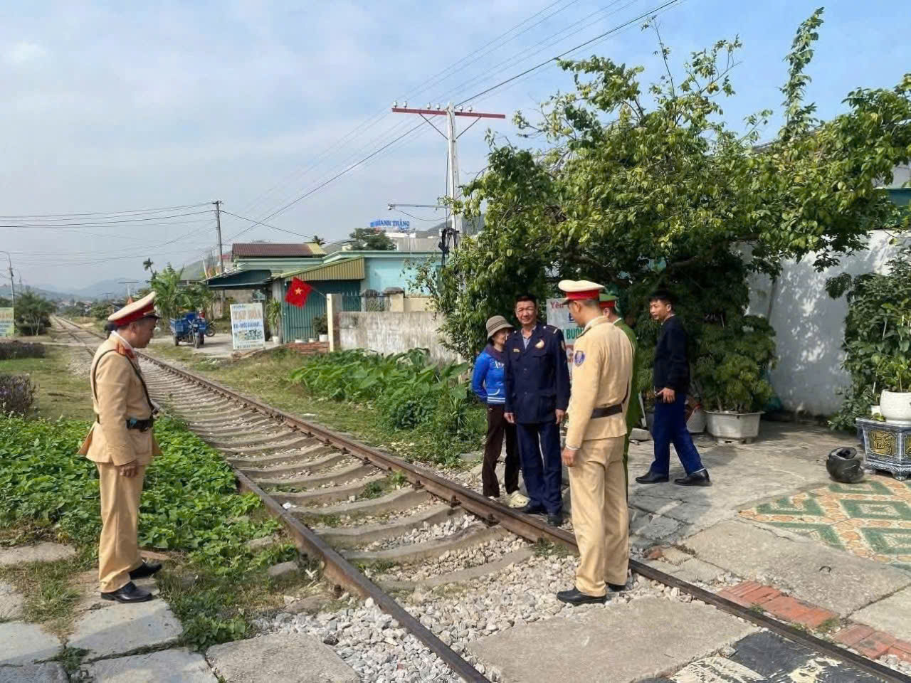 Xôn xao clip gia đình nổi lửa, nướng đồ ăn trên đường ray- Ảnh 2. Xôn xao clip gia đình nổi lửa, nướng đồ ăn trên đường ray- Ảnh 2.