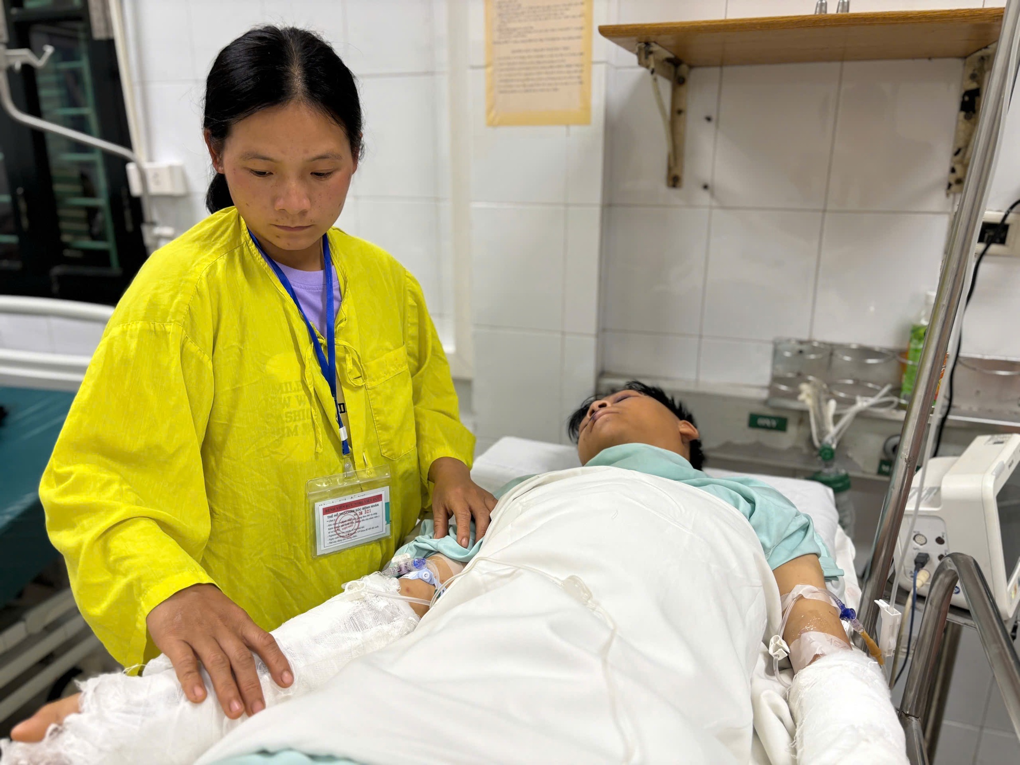 Tai nạn trên đường đến trường và hành trình giành lại sự sống của cậu học trò nghèo dân tộc Dao- Ảnh 2. Tai nạn trên đường đến trường và hành trình giành lại sự sống của cậu học trò nghèo dân tộc Dao- Ảnh 2.