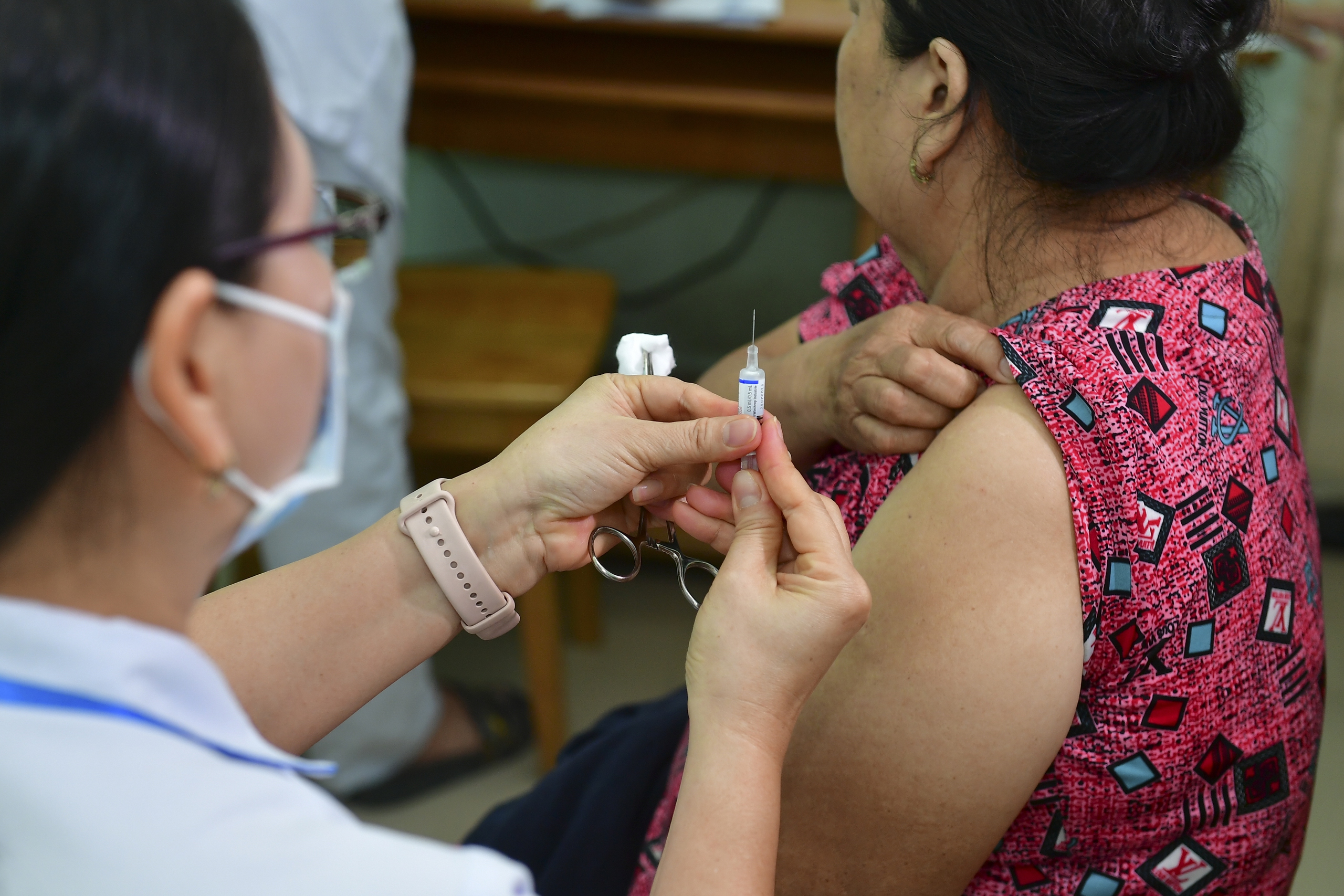 Tăng cường phòng ngừa cúm mùa cho người cao tuổi- Ảnh 2.