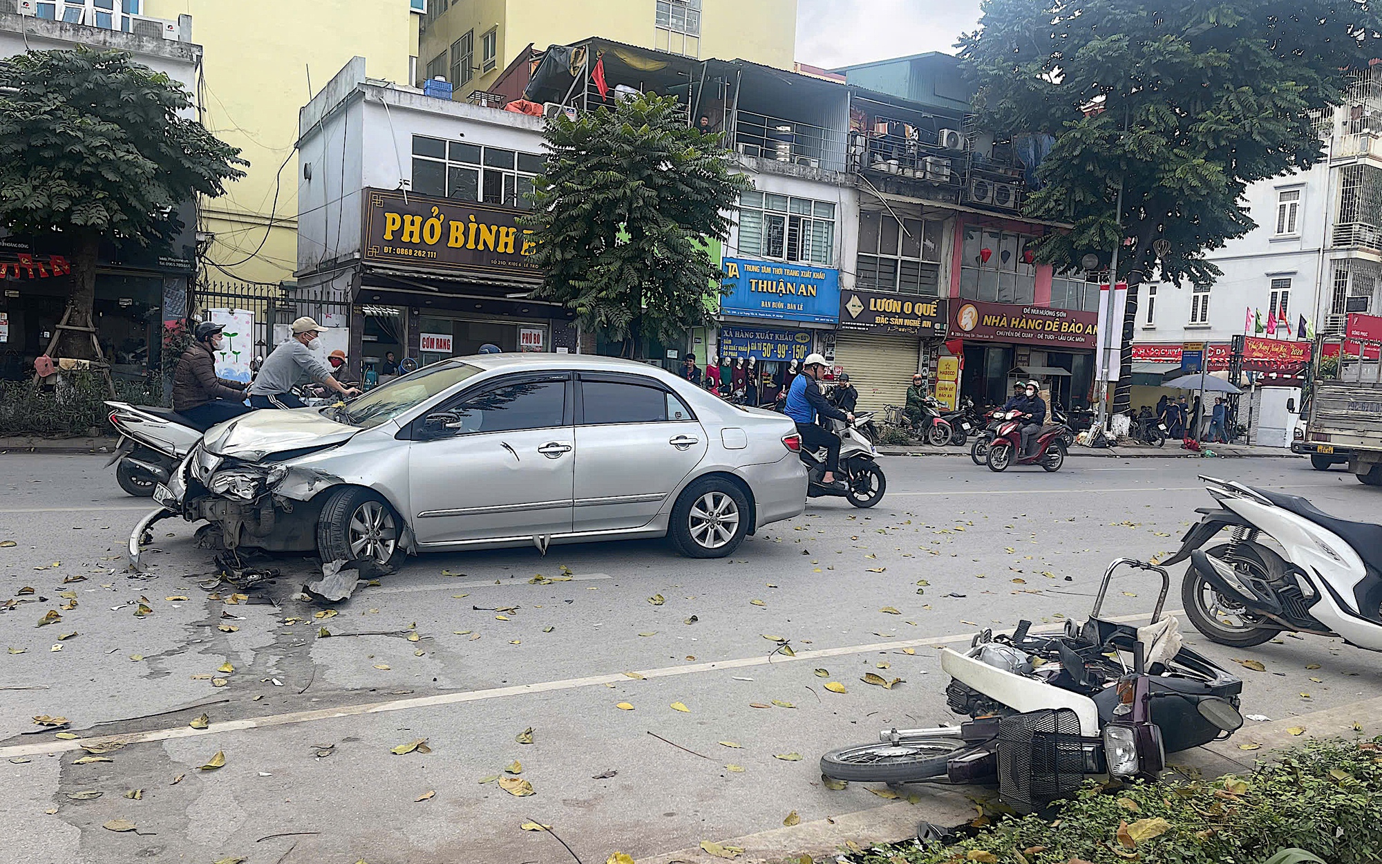 Ô tô lao xuống suối khiến 4 người thương vong- Ảnh 3. Ô tô lao xuống suối khiến 4 người thương vong- Ảnh 3.