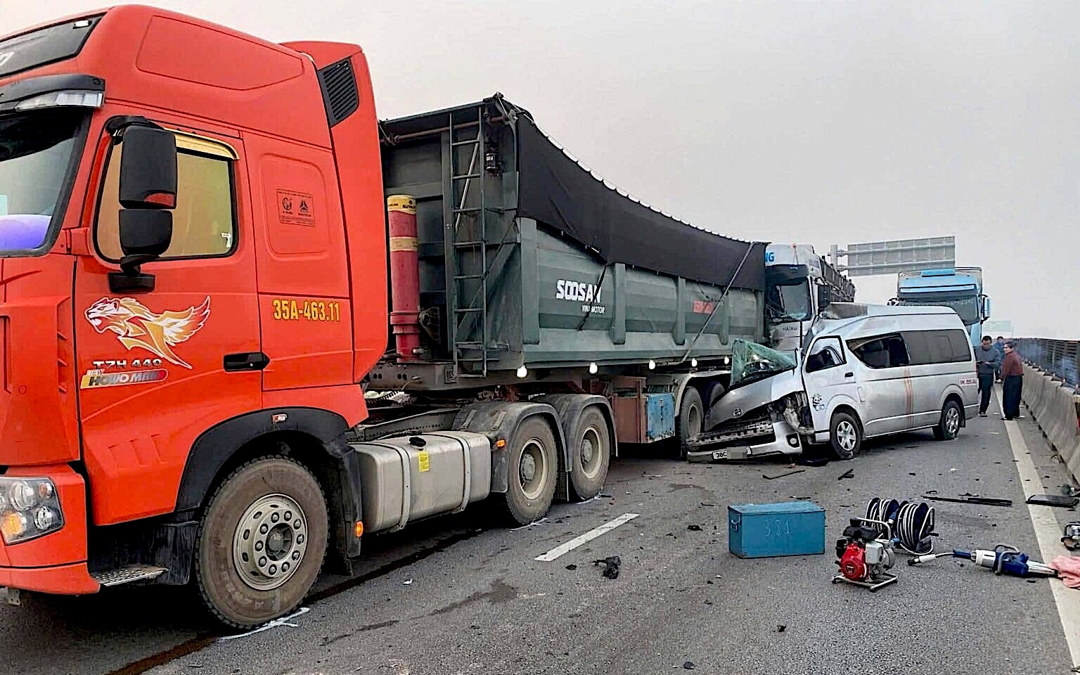 Khoảnh khắc vụ tai nạn nghiêm trọng ở Huế làm 2 người tử vong- Ảnh 2. Khoảnh khắc vụ tai nạn nghiêm trọng ở Huế làm 2 người tử vong- Ảnh 2.