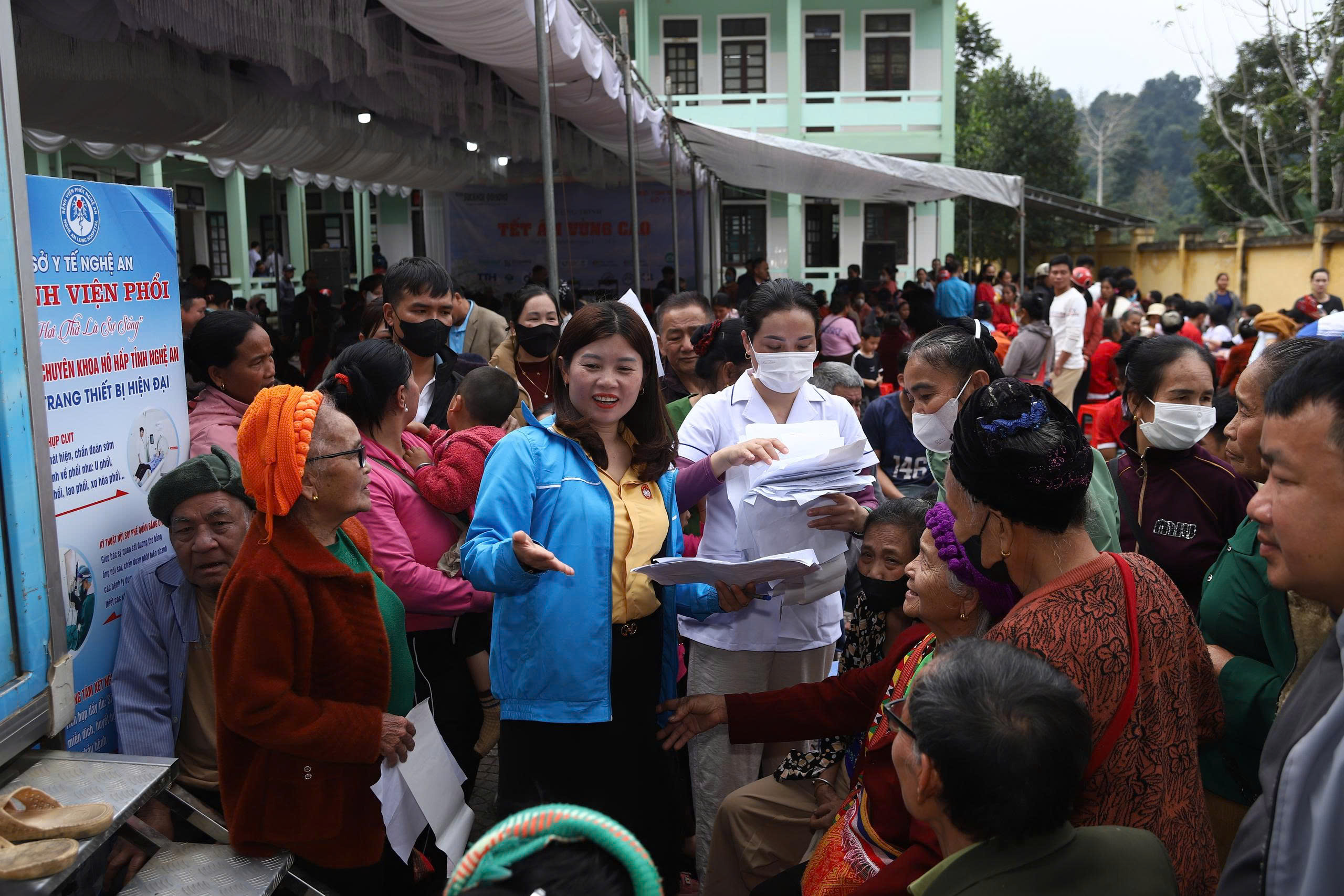 "Tết ấm vùng cao 2026" mang mùa xuân đến với đồng bào miền núi xứ Nghệ- Ảnh 8.