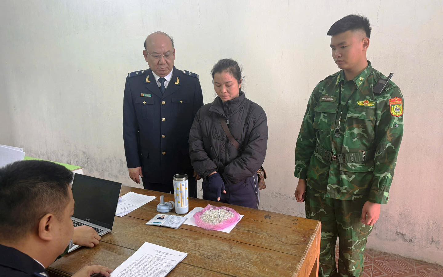 'Nữ quái' cất giấu vàng trong tất vận chuyển trái phép qua biên giới- Ảnh 3. Vận chuyển 1.200 hoa tai bằng bạc trái phép qua cửa khẩu để lấy 200 nghìn tiền công