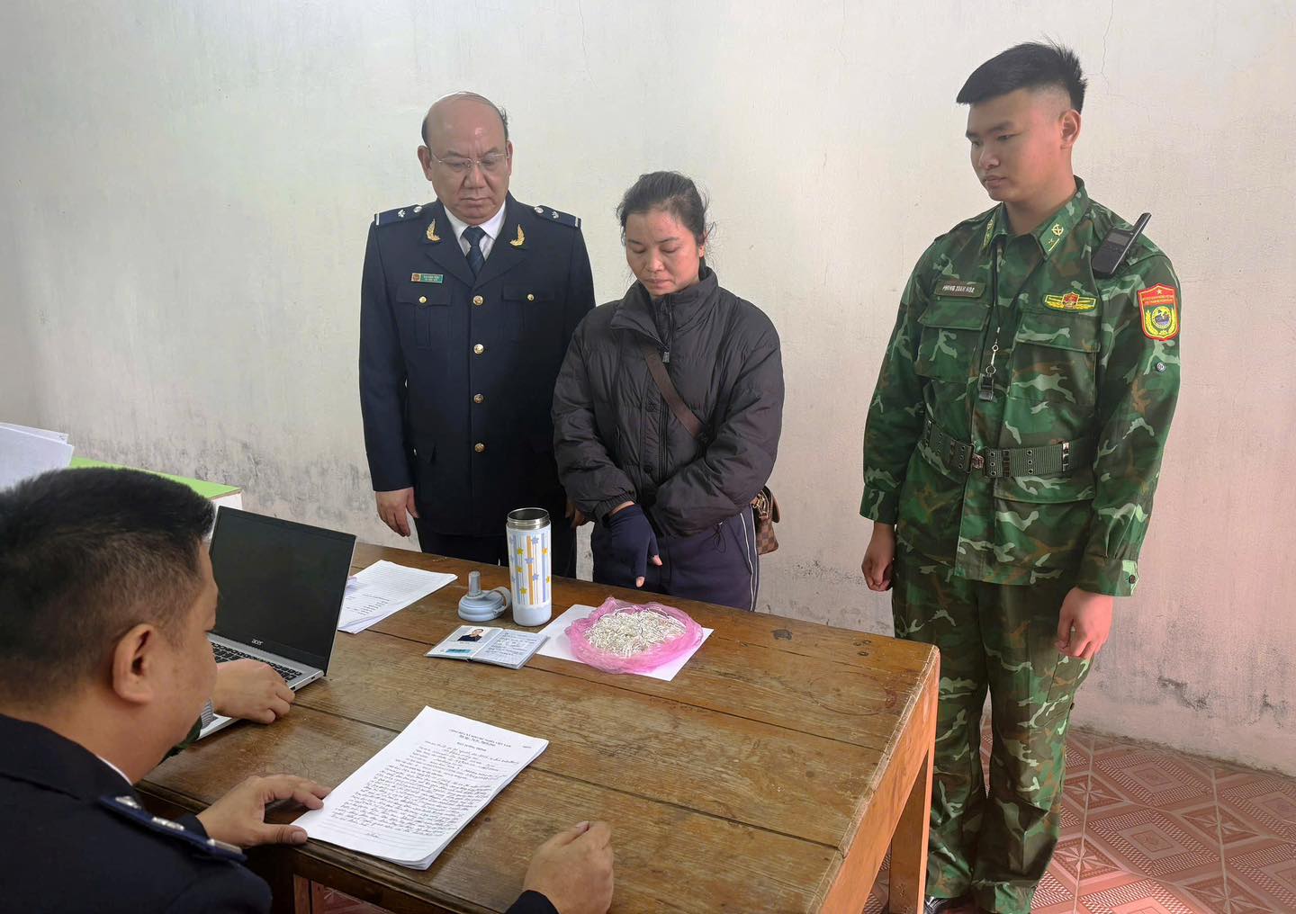 Vận chuyển 1.200 hoa tai bằng bạc trái phép qua cửa khẩu để lấy 200 nghìn tiền công- Ảnh 1. Vận chuyển 1.200 hoa tai bằng bạc trái phép qua cửa khẩu để lấy 200 nghìn tiền công- Ảnh 1.