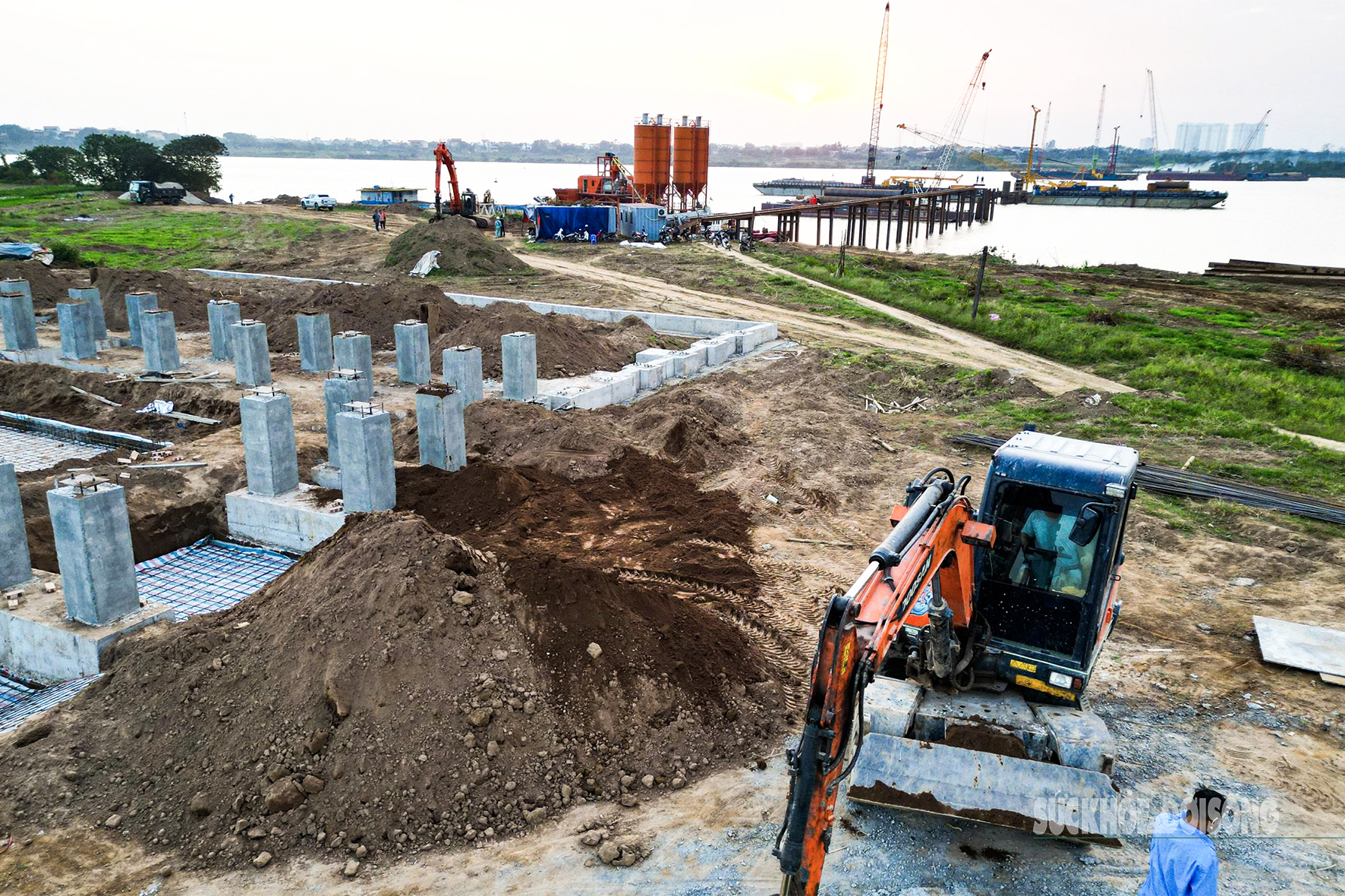 Ngắm đại công trường cầu Ngọc Hồi 11.844 tỷ đồng bắc qua sông Hồng- Ảnh 8.