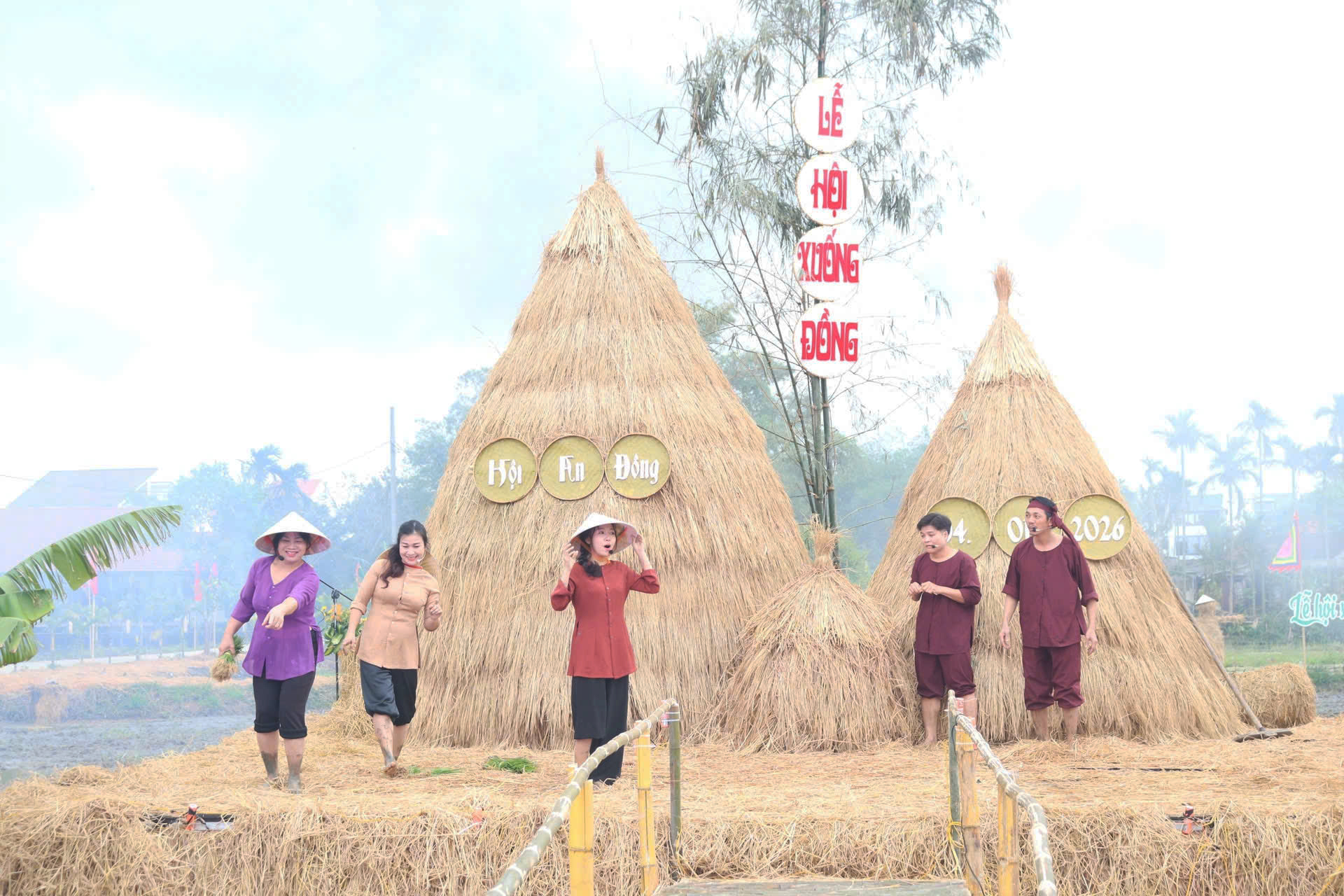 Du khách quốc tế thích thú trải nghiệm nhổ mạ, cấy lúa ở Hội An- Ảnh 1. Du khách quốc tế thích thú trải nghiệm nhổ mạ, cấy lúa ở Hội An- Ảnh 1.