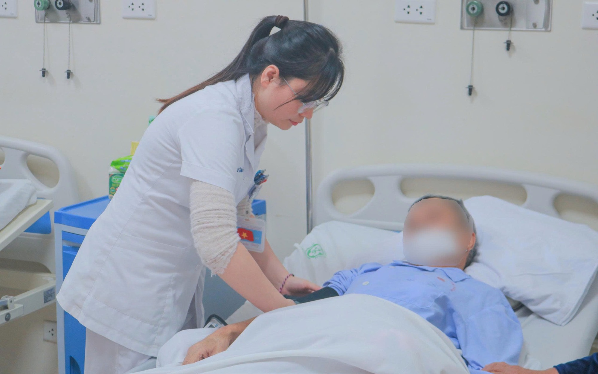 Vỡ túi phình động mạch chủ bụng và rơi vào nguy kịch, người đàn ông 71 tuổi được cứu sống ngoạn mục