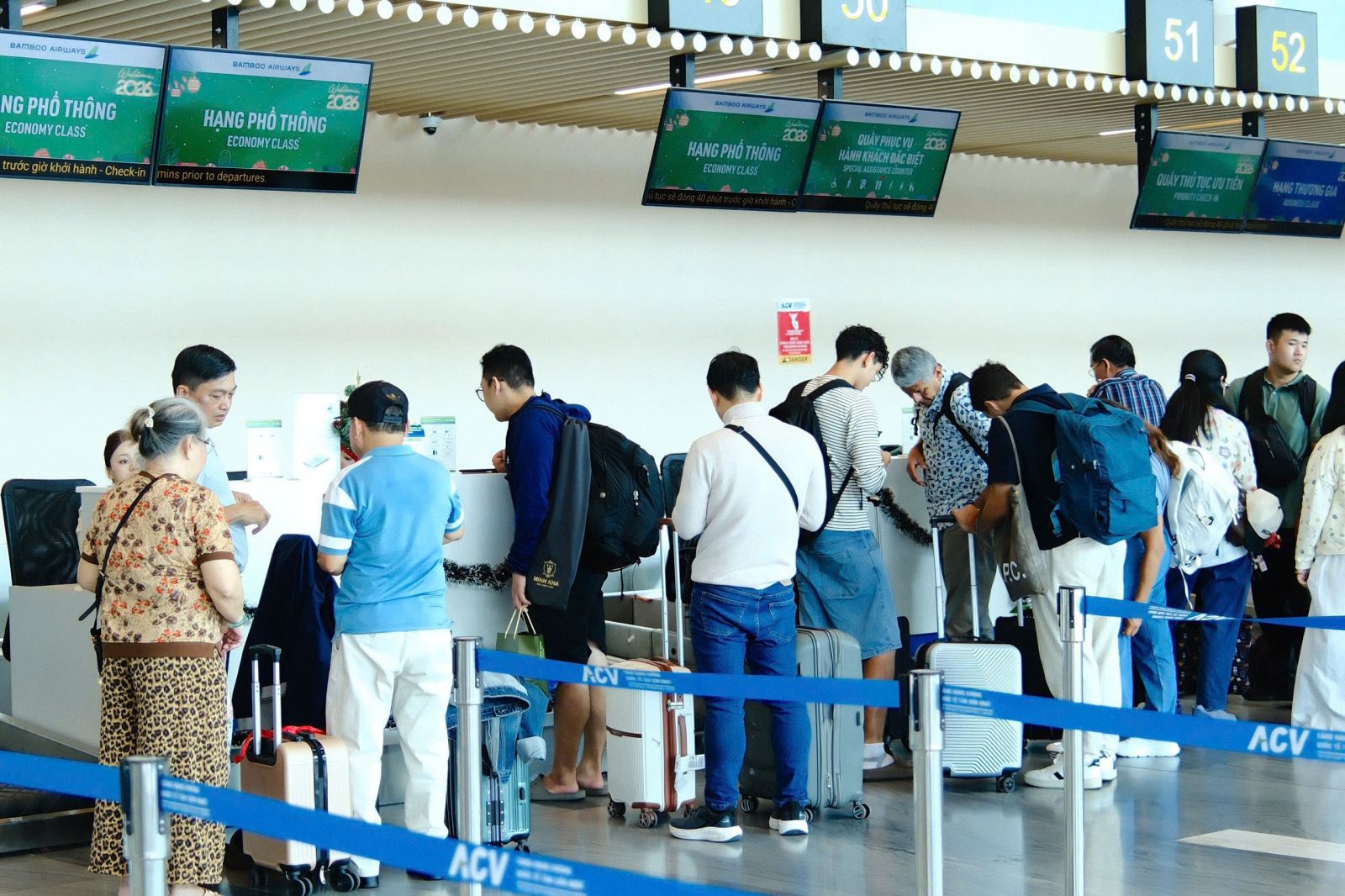 Sân bay Tân Sơn Nhất đón lượng khách cao kỷ lục trong ngày cuối kỳ nghỉ Tết Dương lịch- Ảnh 3.