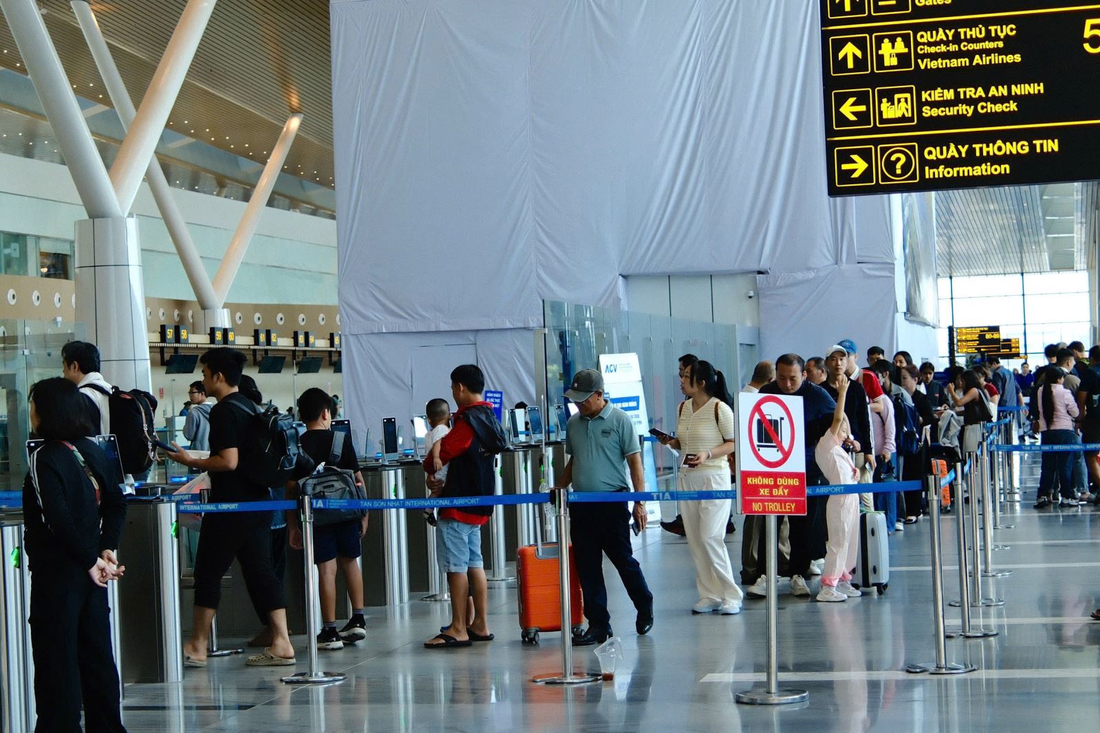 Sân bay Tân Sơn Nhất đón lượng khách cao kỷ lục trong ngày cuối kỳ nghỉ Tết Dương lịch- Ảnh 7.