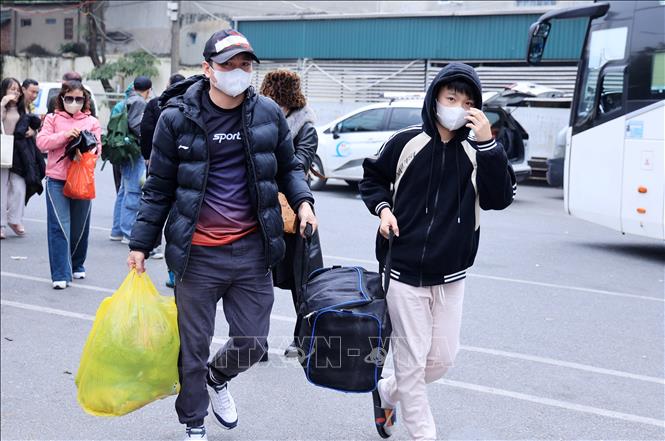 Người dân ùn ùn trở lại Thủ đô sau kỳ nghỉ Tết Dương lịch- Ảnh 12.