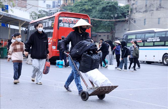 Người dân ùn ùn trở lại Thủ đô sau kỳ nghỉ Tết Dương lịch- Ảnh 13.