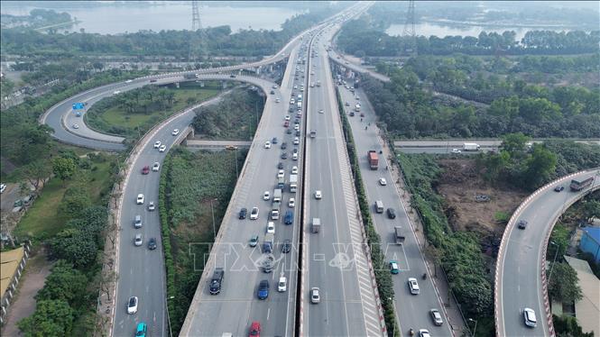 Người dân ùn ùn trở lại Thủ đô sau kỳ nghỉ Tết Dương lịch- Ảnh 3.