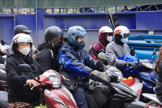 Người dân ùn ùn trở lại Thủ đô sau kỳ nghỉ Tết Dương lịch- Ảnh 7.