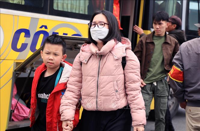 Người dân ùn ùn trở lại Thủ đô sau kỳ nghỉ Tết Dương lịch- Ảnh 10.