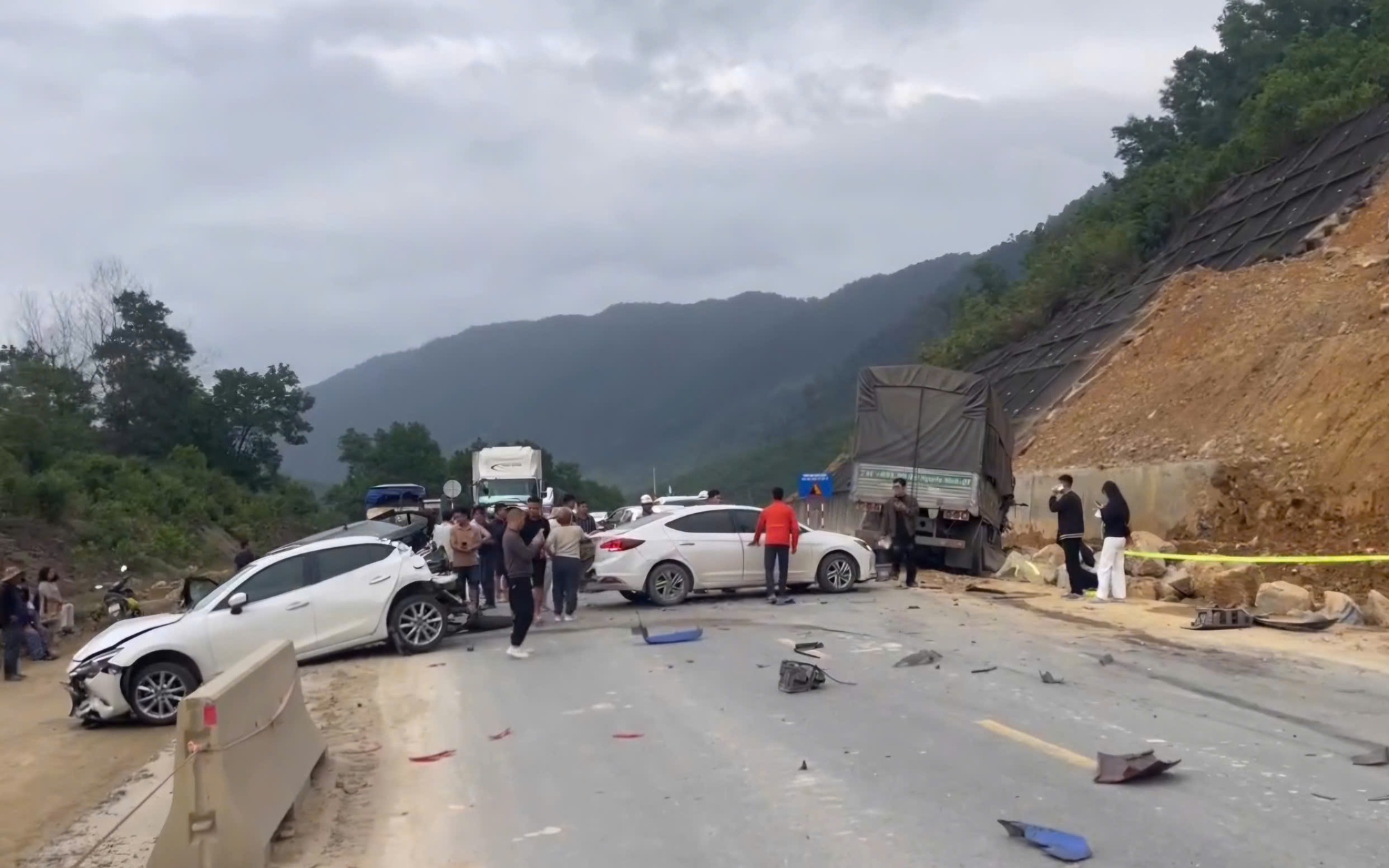 Xe tải phanh gấp gây tai nạn liên hoàn giữa 10 ô tô trên cao tốc