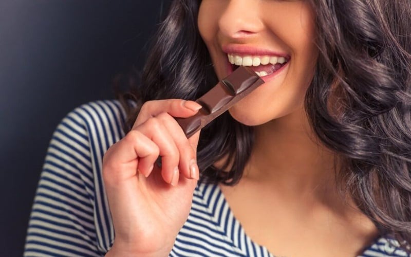 Lý do dâu tây và sô cô la đen là món ăn nhẹ lý tưởng giảm đau ngày "đèn đỏ"