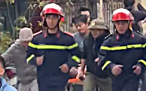 Công an Hà Nội thông tin chính thức vụ cháy nổ tại Phúc Thọ khiến 3 người thương vong- Ảnh 1. Xảy ra vụ nổ nghi do pháo tại Phúc Thọ, Hà Nội khiến 3 người thương vong