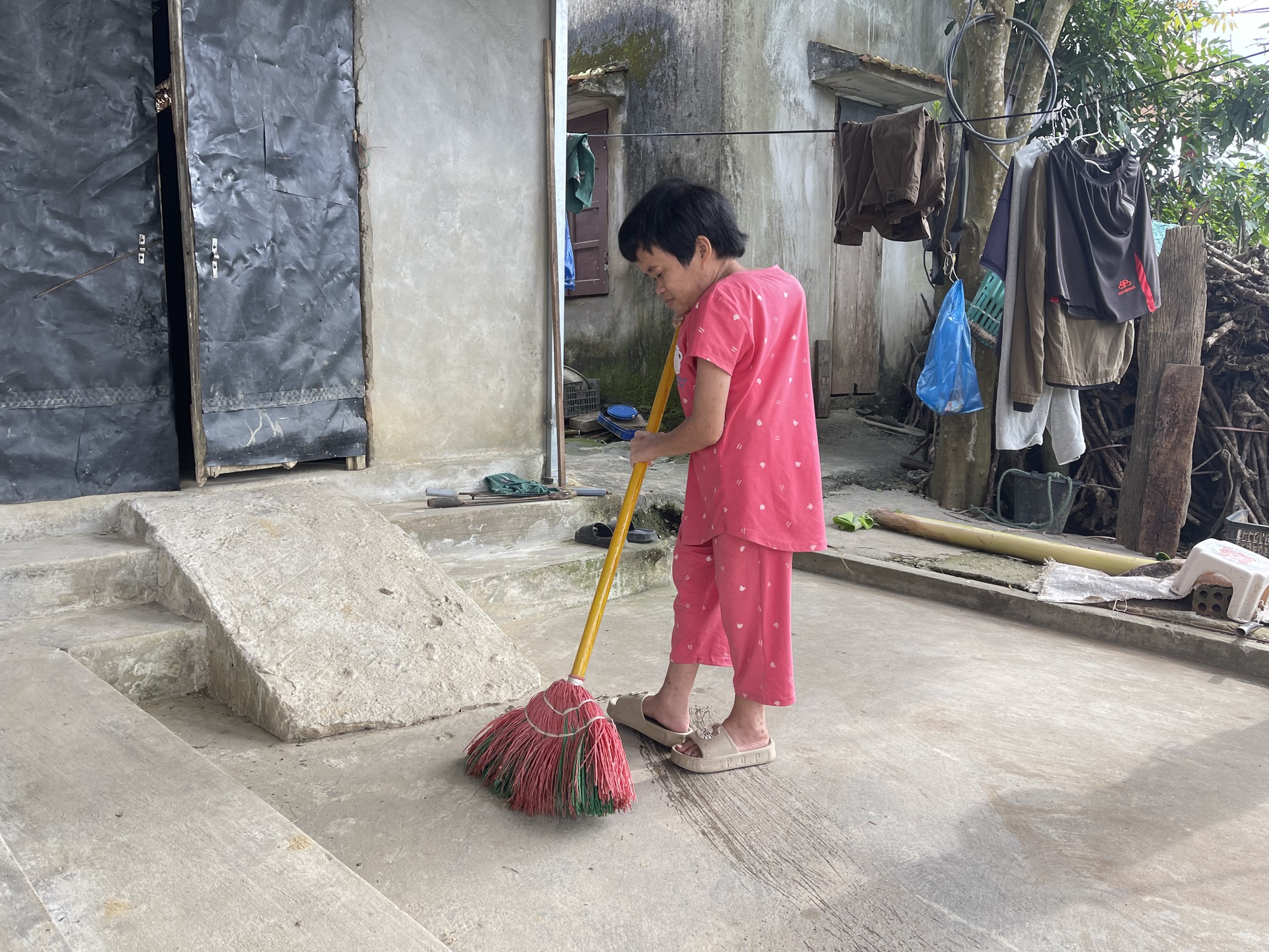 Người đàn ông có khối u khổng lồ đau xót nhìn vợ con lay lắt vì bệnh tật- Ảnh 5.