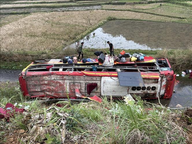 11 người bị thương do lật xe khách trên Quốc lộ 37 ở Sơn La- Ảnh 1.