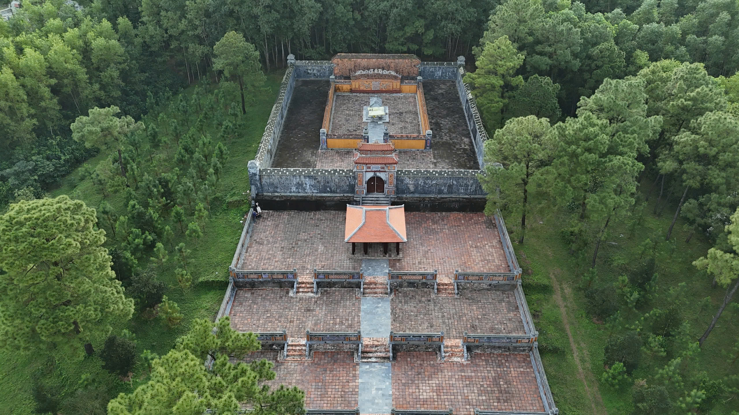 Trung tâm Bảo tồn di tích Cố đô Huế nói gì về 'công trình lạ' ở lăng mộ Hoàng hậu Từ Dũ?- Ảnh 2. Trung tâm Bảo tồn di tích Cố đô Huế nói gì về 'công trình lạ' ở lăng mộ Hoàng hậu Từ Dũ?- Ảnh 2.