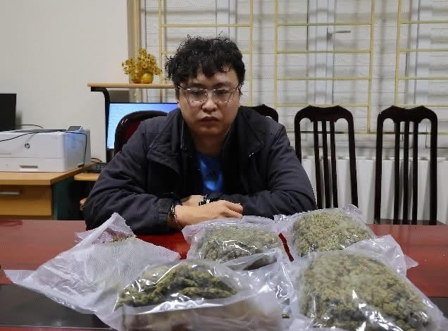 Phát hiện hơn 1 kg cần sa trong đơn hàng giao qua xe ôm ở Hà Nội- Ảnh 1.