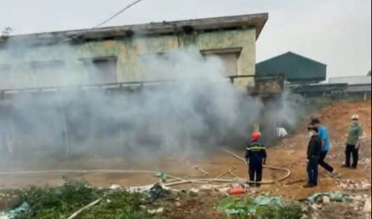 Sát hại bạn tại xưởng giấy, gã thanh niên chốt cửa phóng hỏa rồi tự tử bất thành- Ảnh 1.