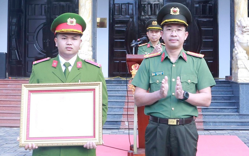 Thủ tướng tặng Bằng khen cho chiến sĩ công an dũng cảm lao vào dòng lũ dữ cứu người