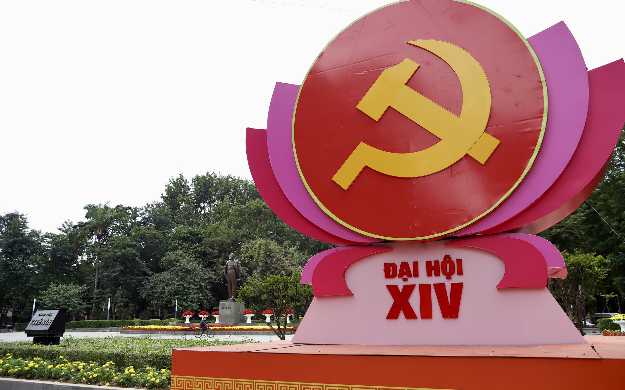 Hà Nội rực rỡ cờ hoa chào mừng Đại hội XIV của Đảng