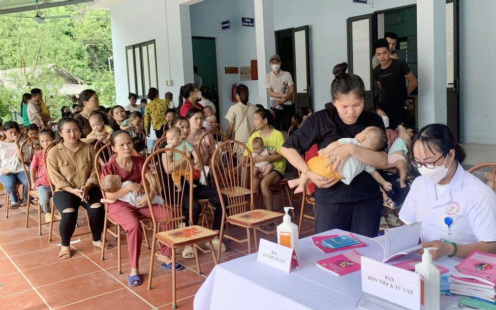 Bệnh viện Sản Nhi Lào Cai đón ca sinh IVF đầu tiên- Ảnh 2. Thực hiện Nghị quyết 72: Lào Cai đặt mục tiêu tuổi thọ 75,5 tuổi vào năm 2030