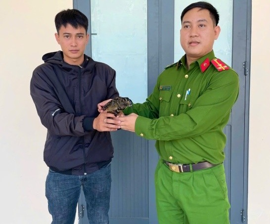 Người dân giao nộp động vật hoang dã quý hiếm cho Công an xã Nghị Đức. Ảnh: CALĐ