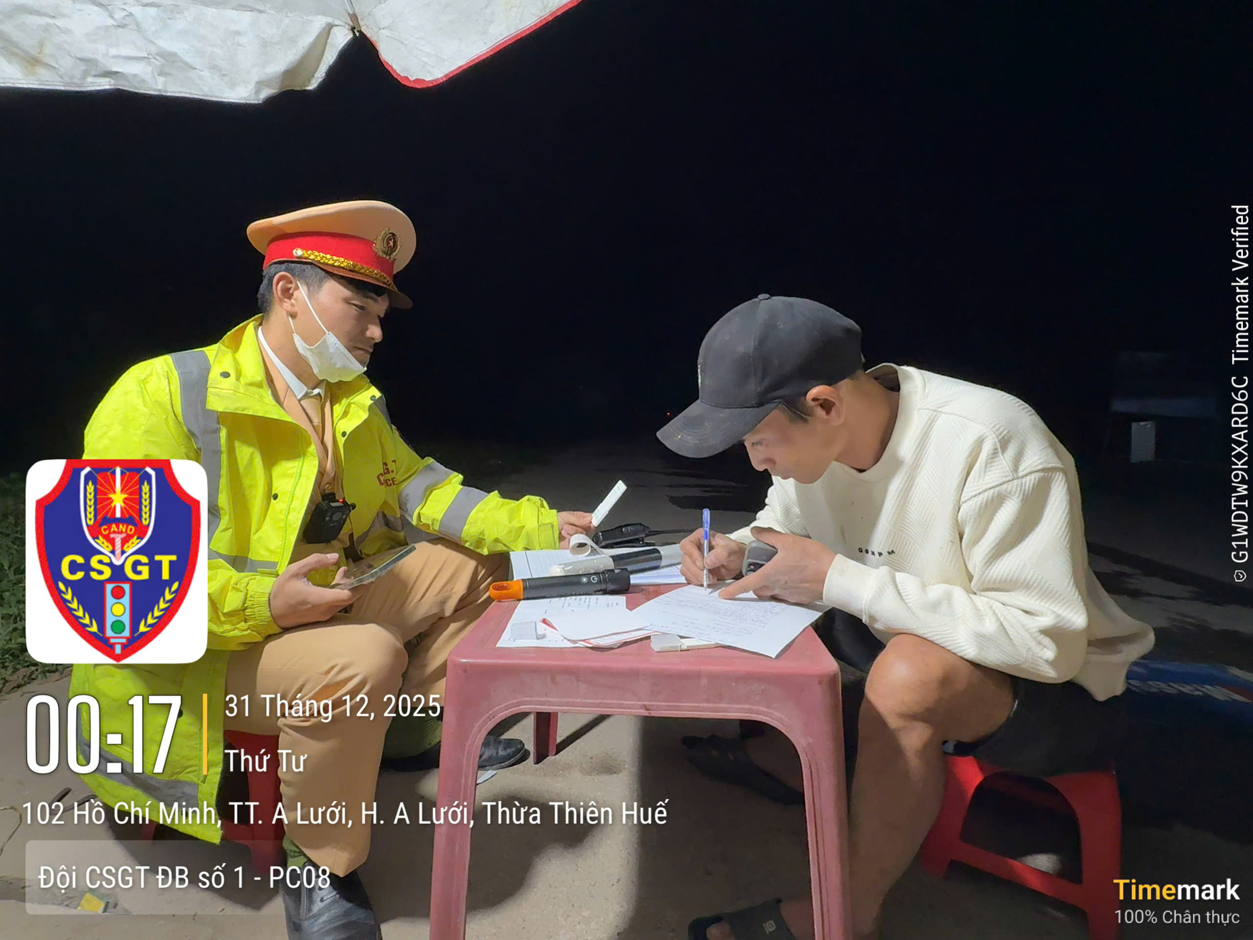 Phát hiện tài xế dương tính ma túy, tàng trữ pháo và hung khí- Ảnh 2. Phát hiện tài xế dương tính ma túy, tàng trữ pháo và hung khí- Ảnh 2.