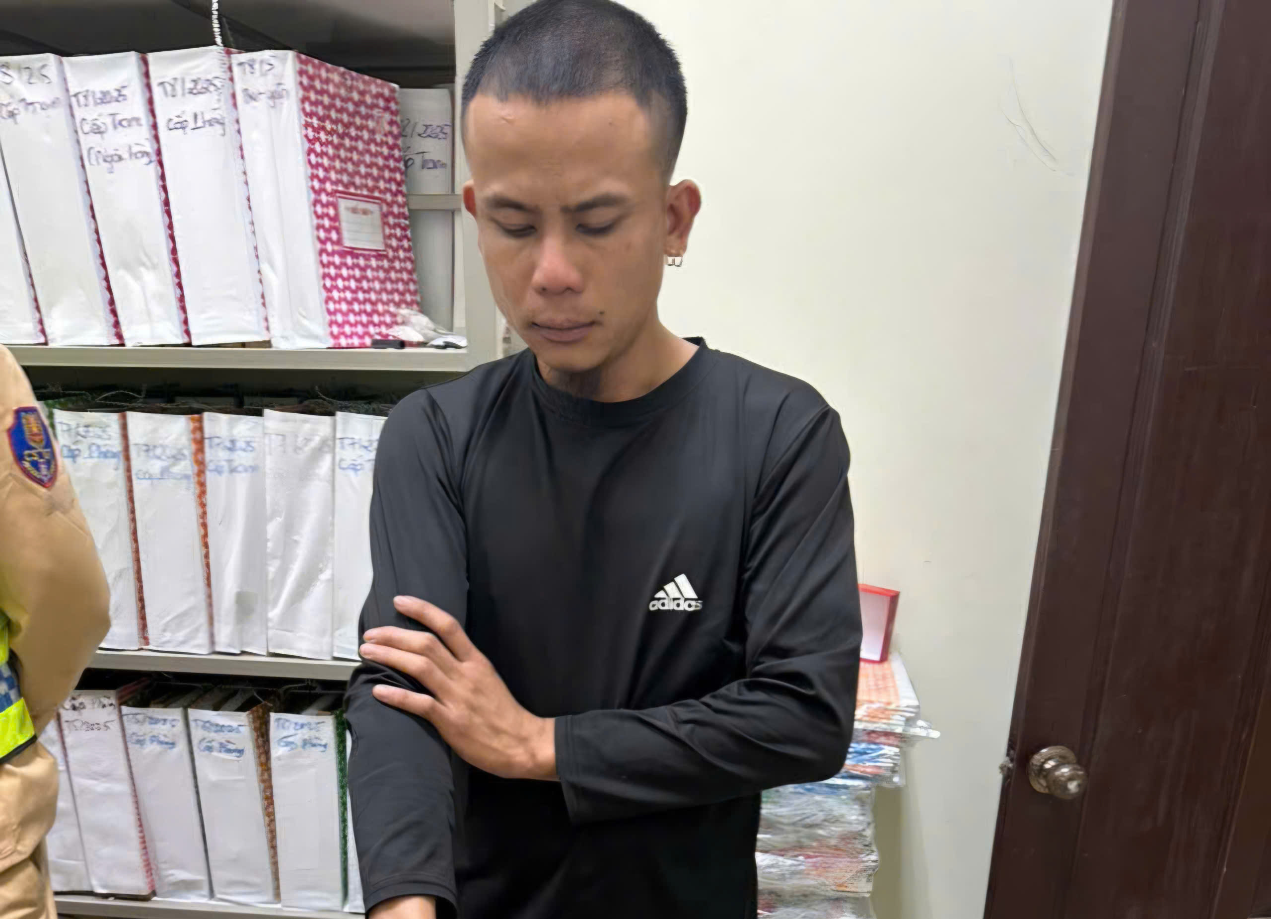 Phát hiện tài xế dương tính ma túy, tàng trữ pháo và hung khí- Ảnh 1. Phát hiện tài xế dương tính ma túy, tàng trữ pháo và hung khí- Ảnh 1.