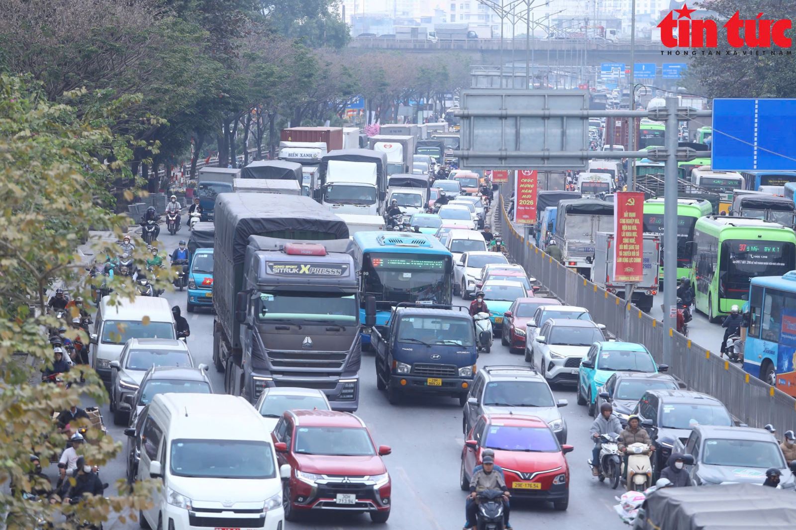 Hà Nội siết hoạt động xe tải trên 2 tấn tại nhiều tuyến đường nội đô- Ảnh 1. Hà Nội siết hoạt động xe tải trên 2 tấn tại nhiều tuyến đường nội đô- Ảnh 1.