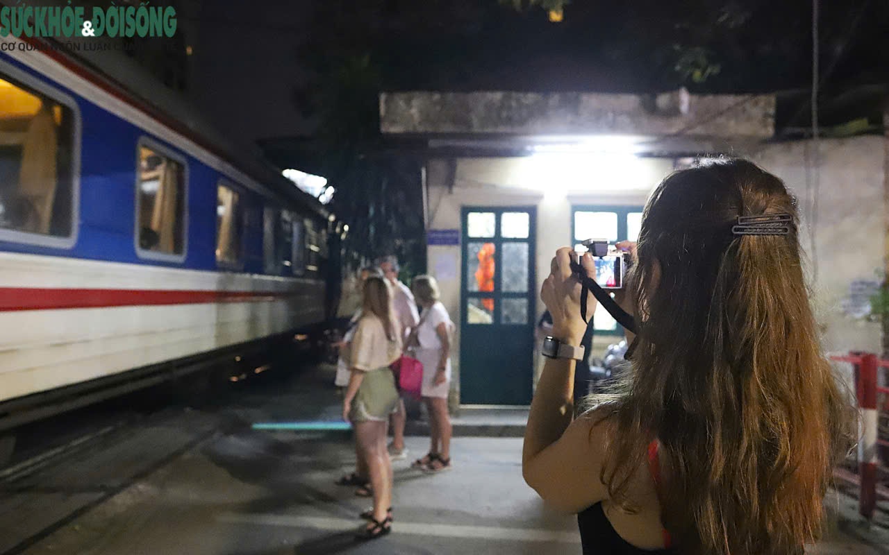 Ra quân xử lý ‘phố cà phê đường tàu’, nhiều hộ kinh doanh tự giác tháo dỡ- Ảnh 8.