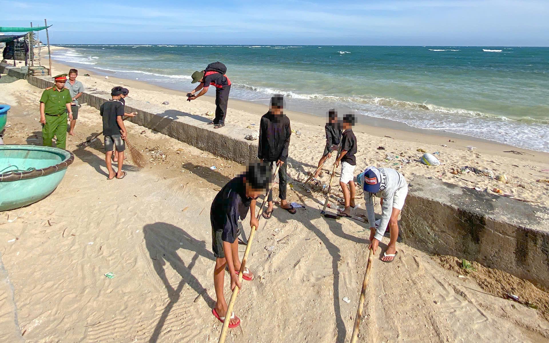 Nữ sinh xô xát do mâu thuẫn trên mạng xã hội, công an tổ chức 'chải tóc' làm hòa- Ảnh 2.