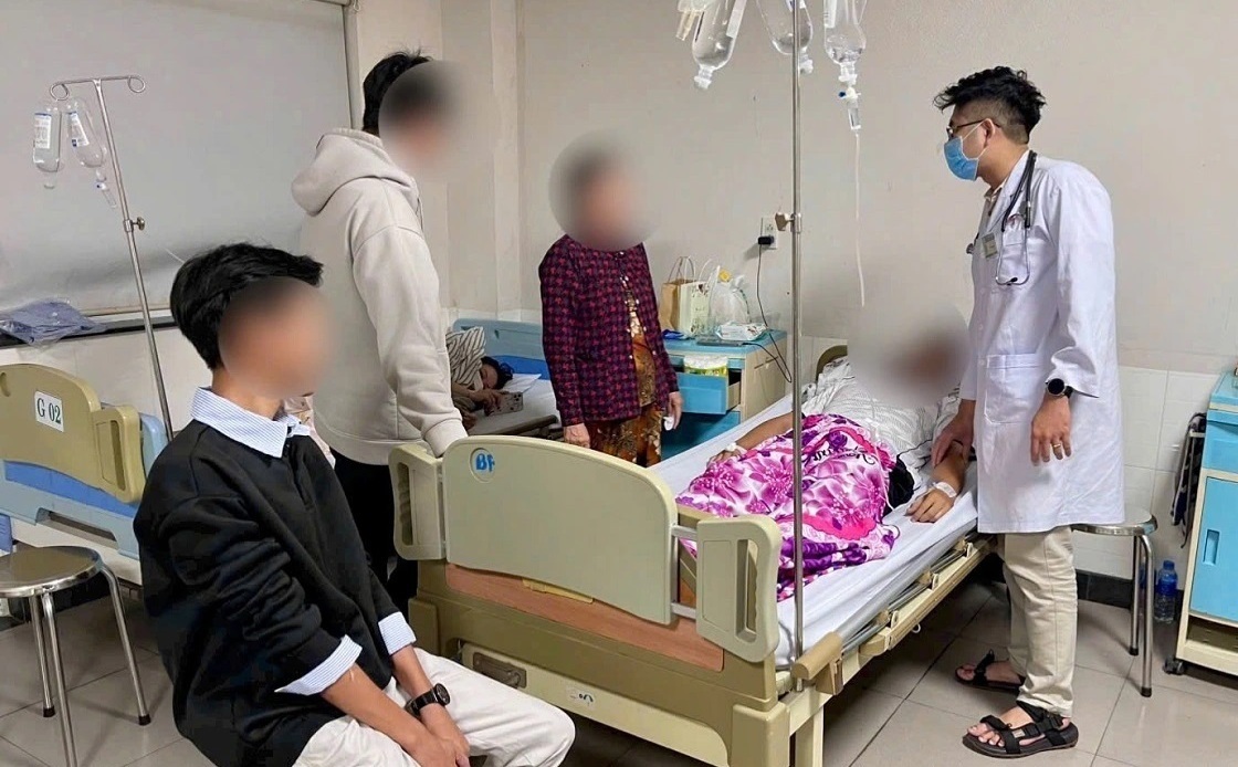 Bác sĩ thăm khám bệnh nhân vụ nghi ngộ độc thực phẩm khi ăn bánh mì.