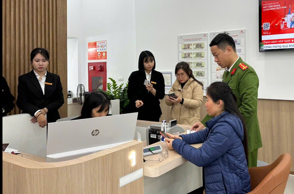 Nhận được 1 tỷ từ số tài khoản lạ, người phụ nữ ở Hải Phòng vội trình báo công an - Ảnh 1.