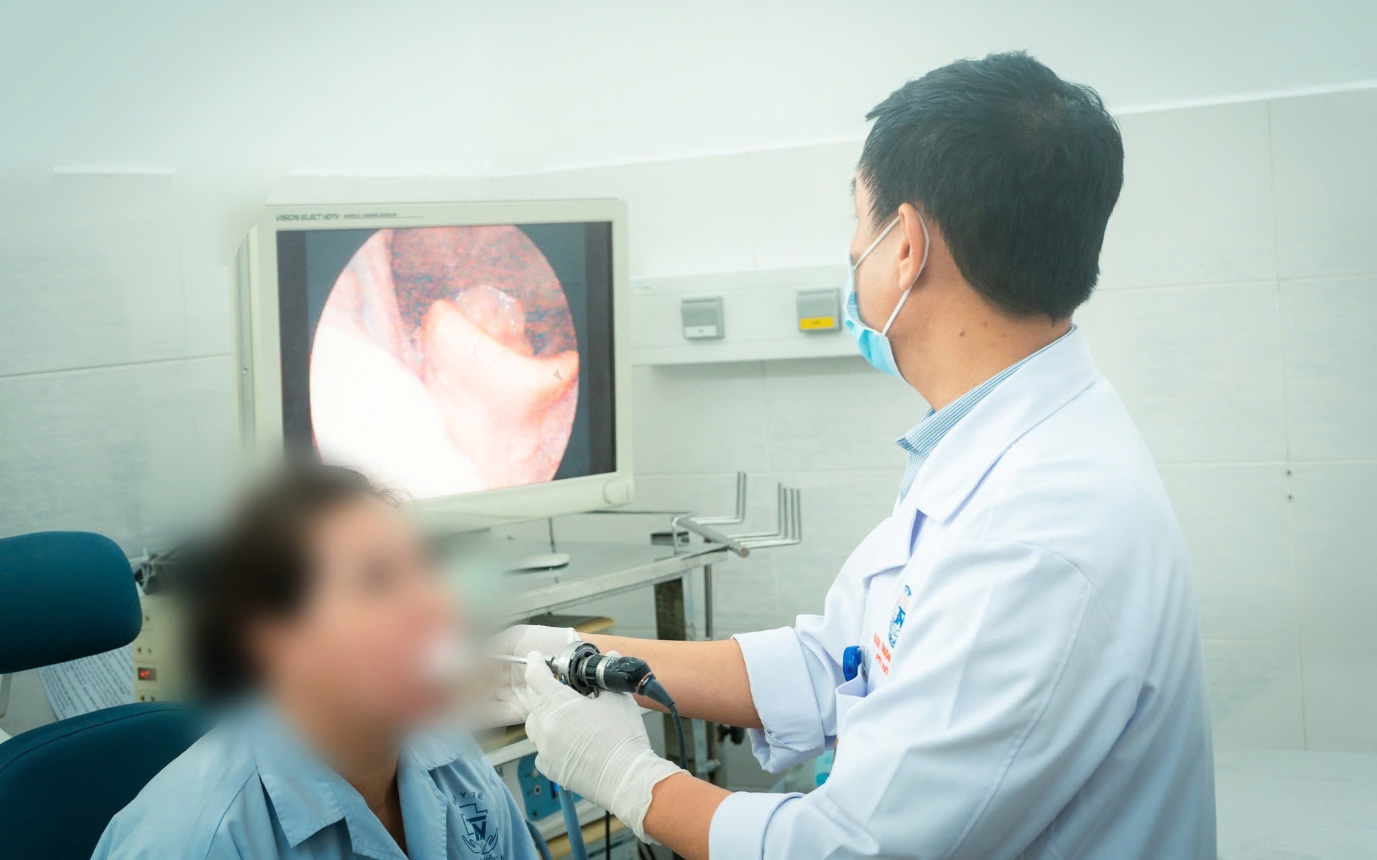 Cấp cứu kịp thời bé 27 tháng tuổi ngừng thở do hóc quả nhãn- Ảnh 2.