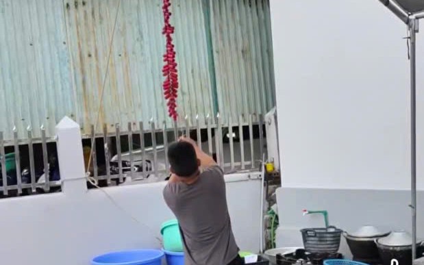 Nhận chở thuê 150kg pháo nổ đi giao bị công an bắt quả tang- Ảnh 3. Đốt pháo nổ đăng Facebook để mừng tân gia nhà mới, nam thanh niên bị xử phạt