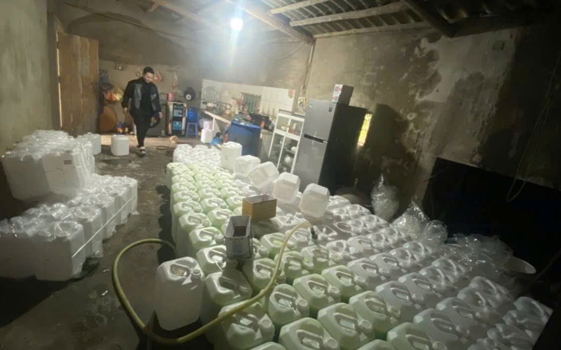 Phạt thanh niên bỏ 2 tay khi đi xe máy, không đội mũ bảo hiểm- Ảnh 3. Phạt thanh niên bỏ 2 tay khi đi xe máy, không đội mũ bảo hiểm- Ảnh 3.