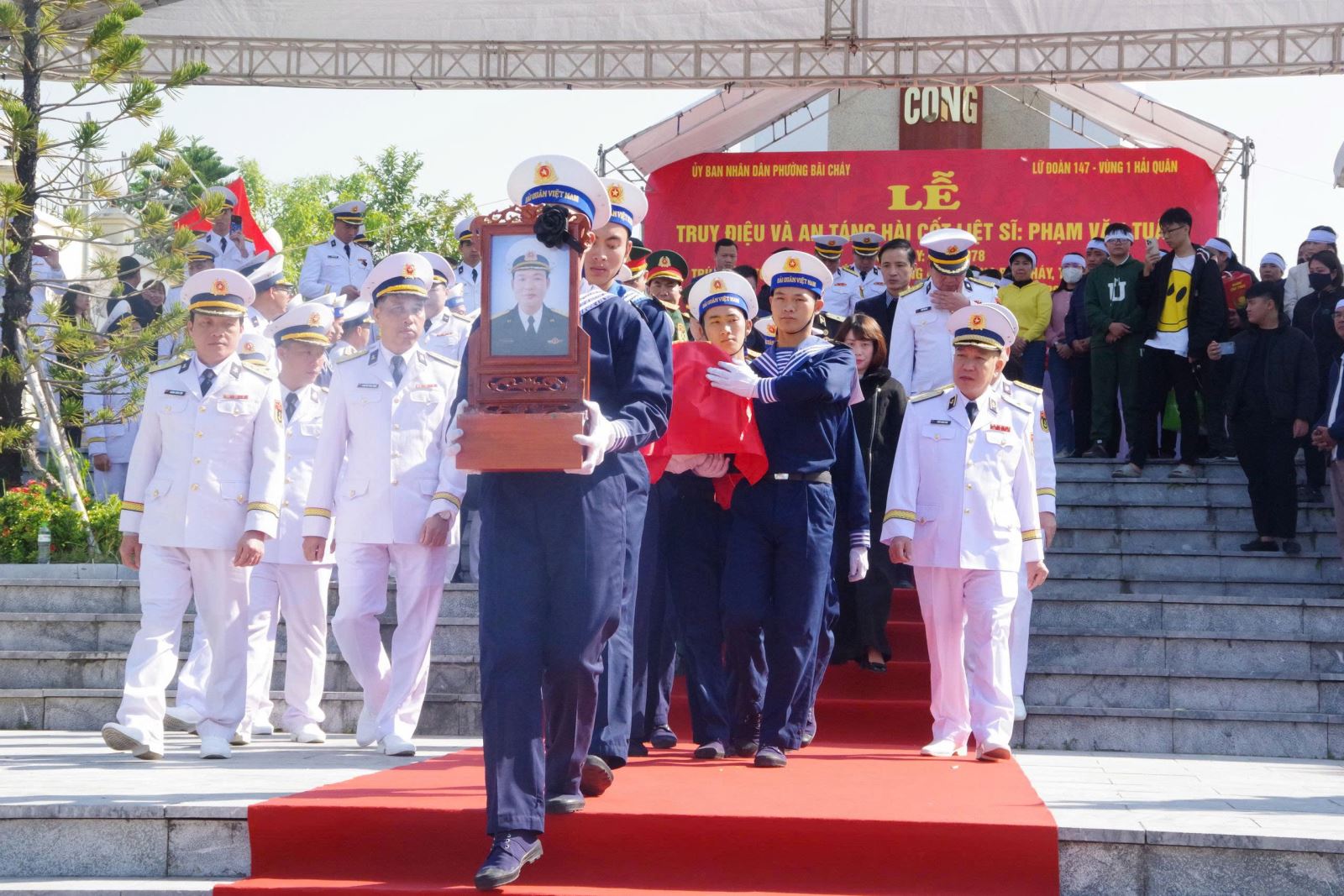 Trao Bằng Tổ quốc ghi công cho gia đình liệt sĩ Phạm Văn Tuân hy sinh tại Trường Sa- Ảnh 1. Trao Bằng Tổ quốc ghi công cho gia đình liệt sĩ Phạm Văn Tuân hy sinh tại Trường Sa- Ảnh 1.