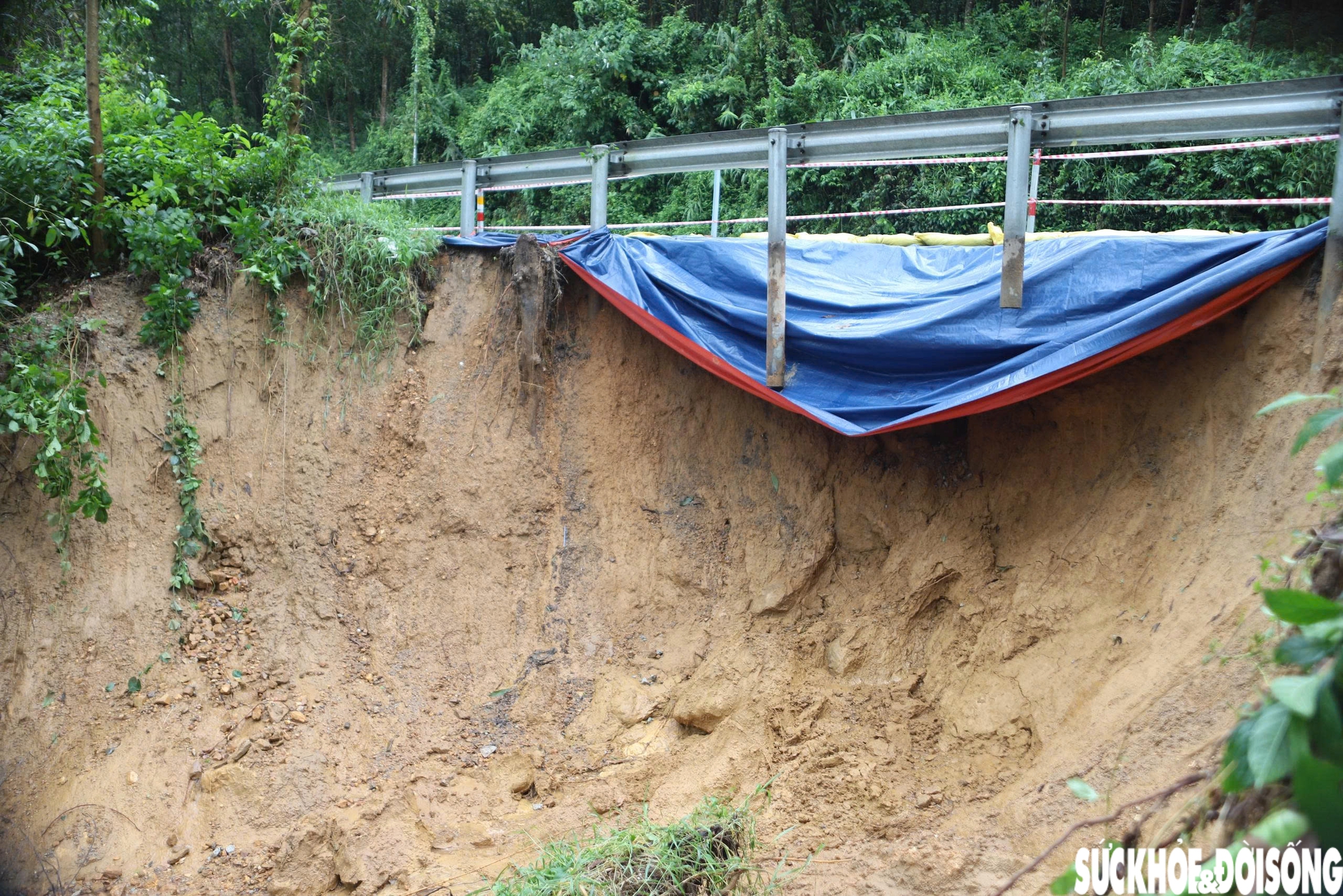 Khắc phục sạt lở uy hiếp tuyến giao thông huyết mạch ở Huế- Ảnh 1.