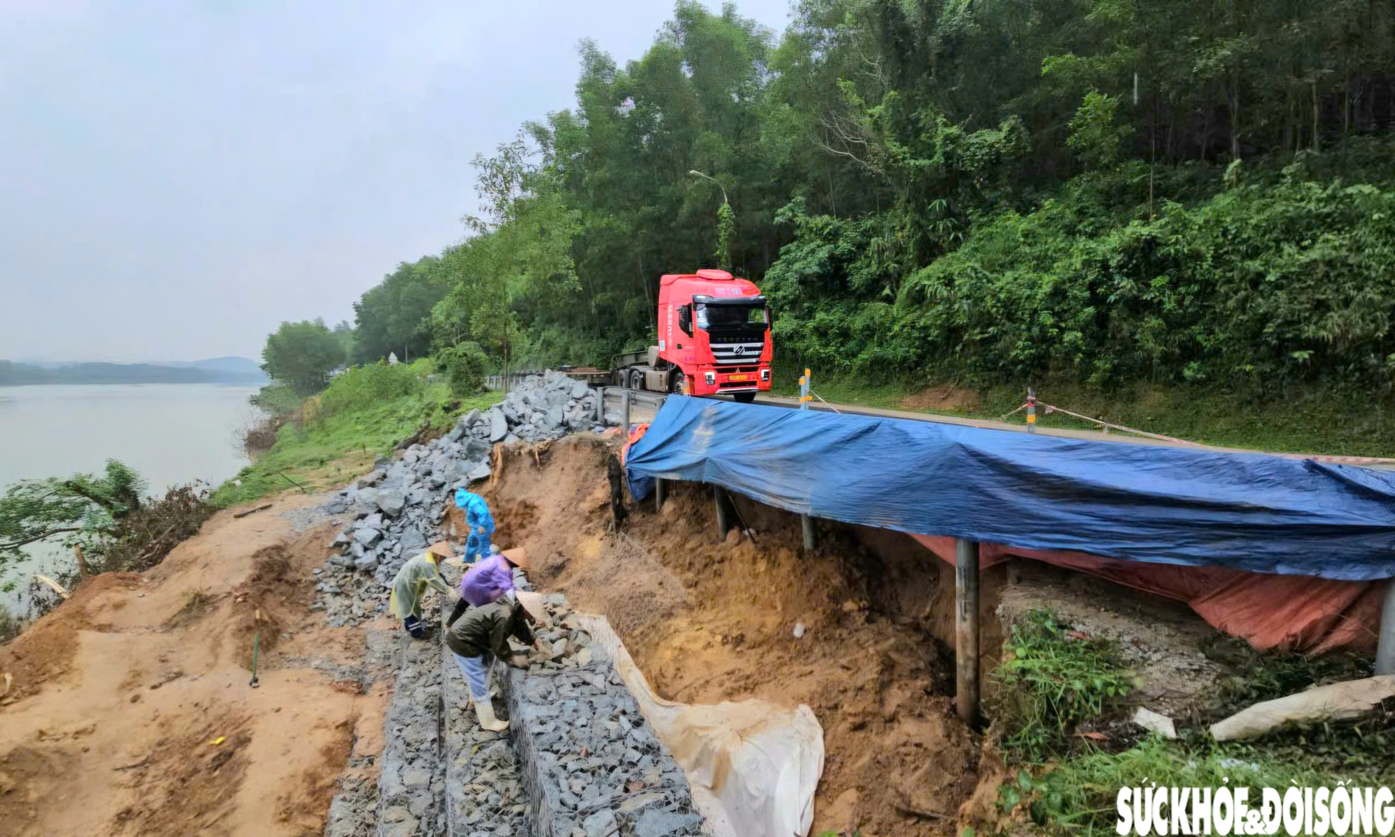 Khắc phục sạt lở uy hiếp tuyến giao thông huyết mạch ở Huế- Ảnh 2.